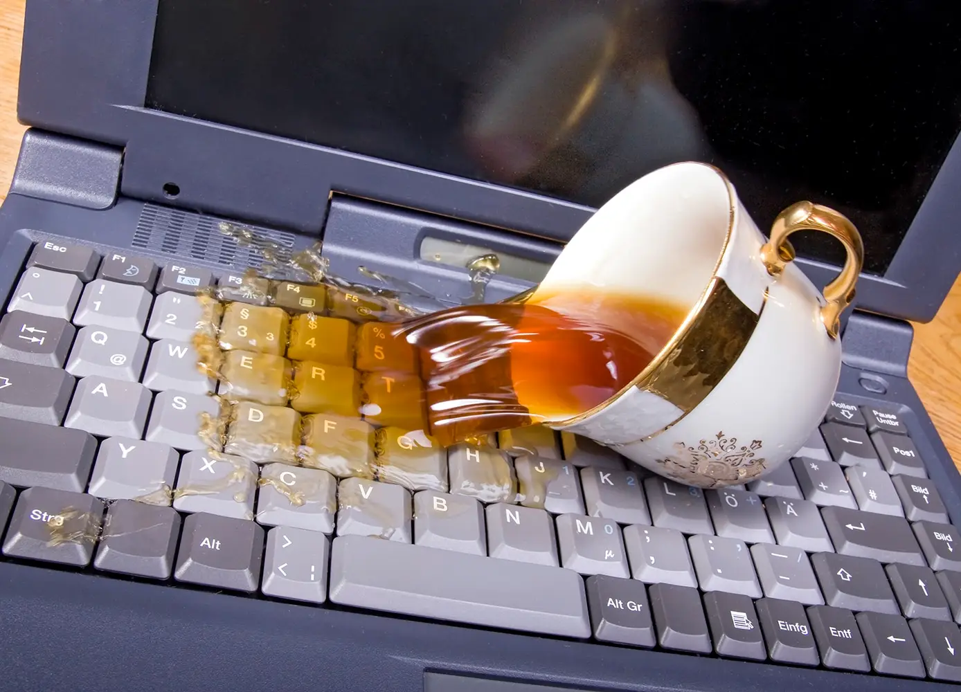 Waterschade door koffie schaden op de computer